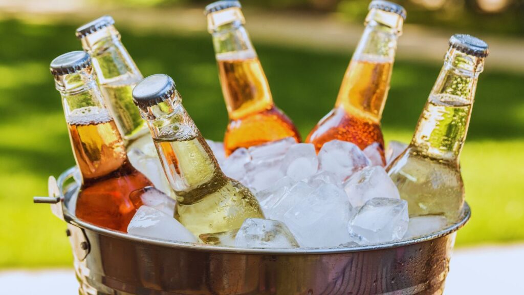 bes bouteille de biere dans un sceau de glace