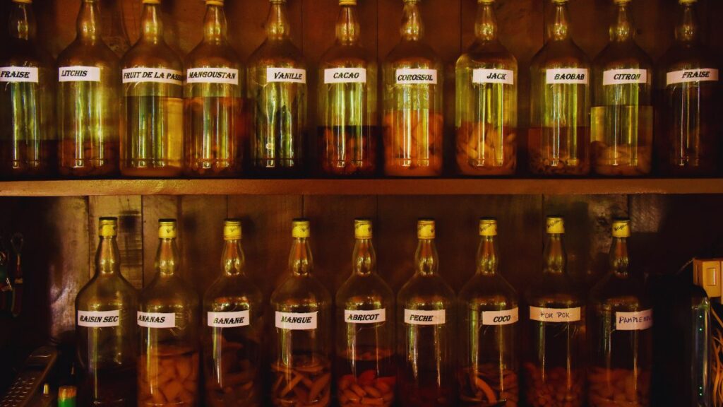 bouteille de rhum sur etagere