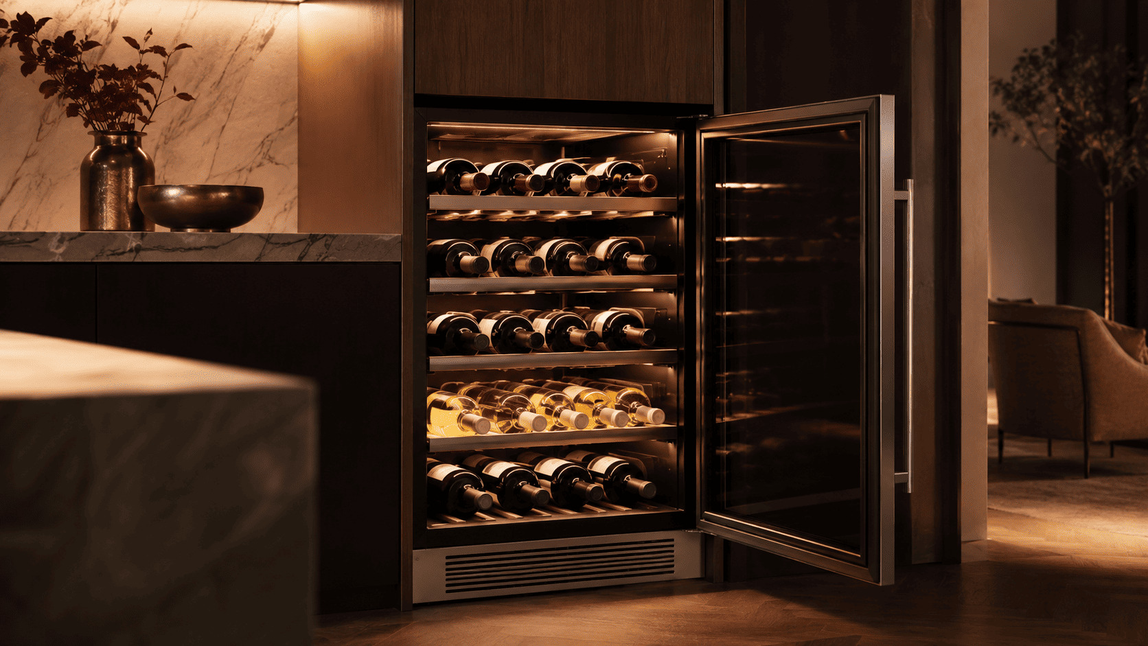 Cave à vin remplie de bouteilles en promotion Black Friday